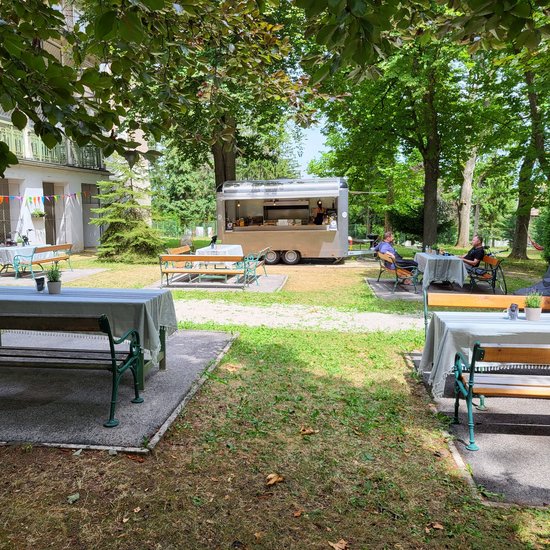 "Otto am Berg"-Foodtruck im Garten von Pavillon 24 © Lukas Nigl